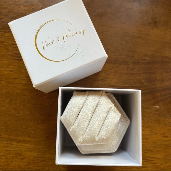 NIB! Velvet Ring Box Wedding Day | 2-in-1 Elegant Champagne Engagement Ring Box - Picture 12 of 14